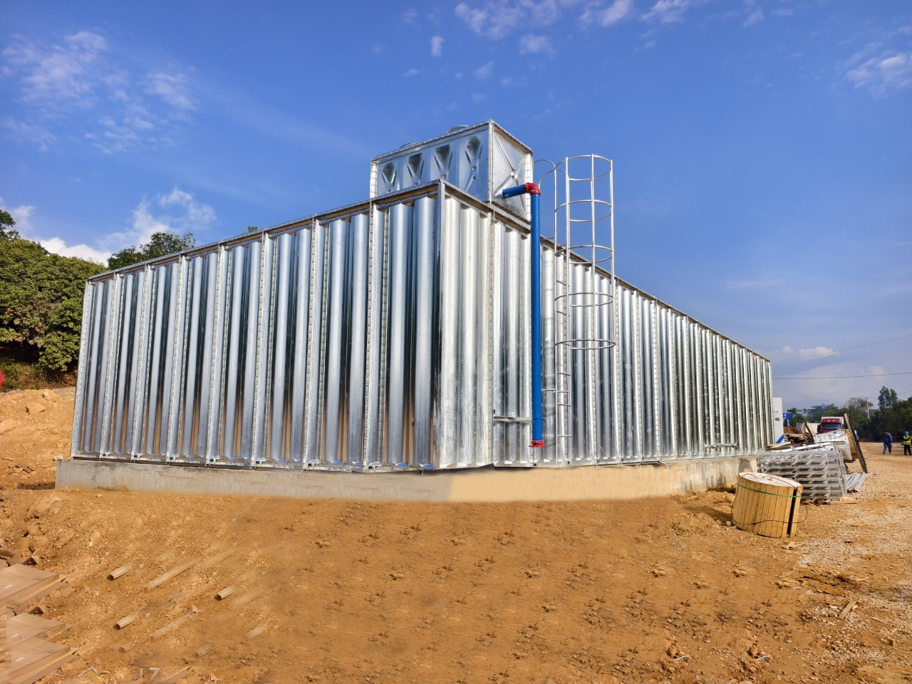 Réservoirs sectionnels d'eau froide en acier inoxydable ou en PRV : quel est le meilleur ?